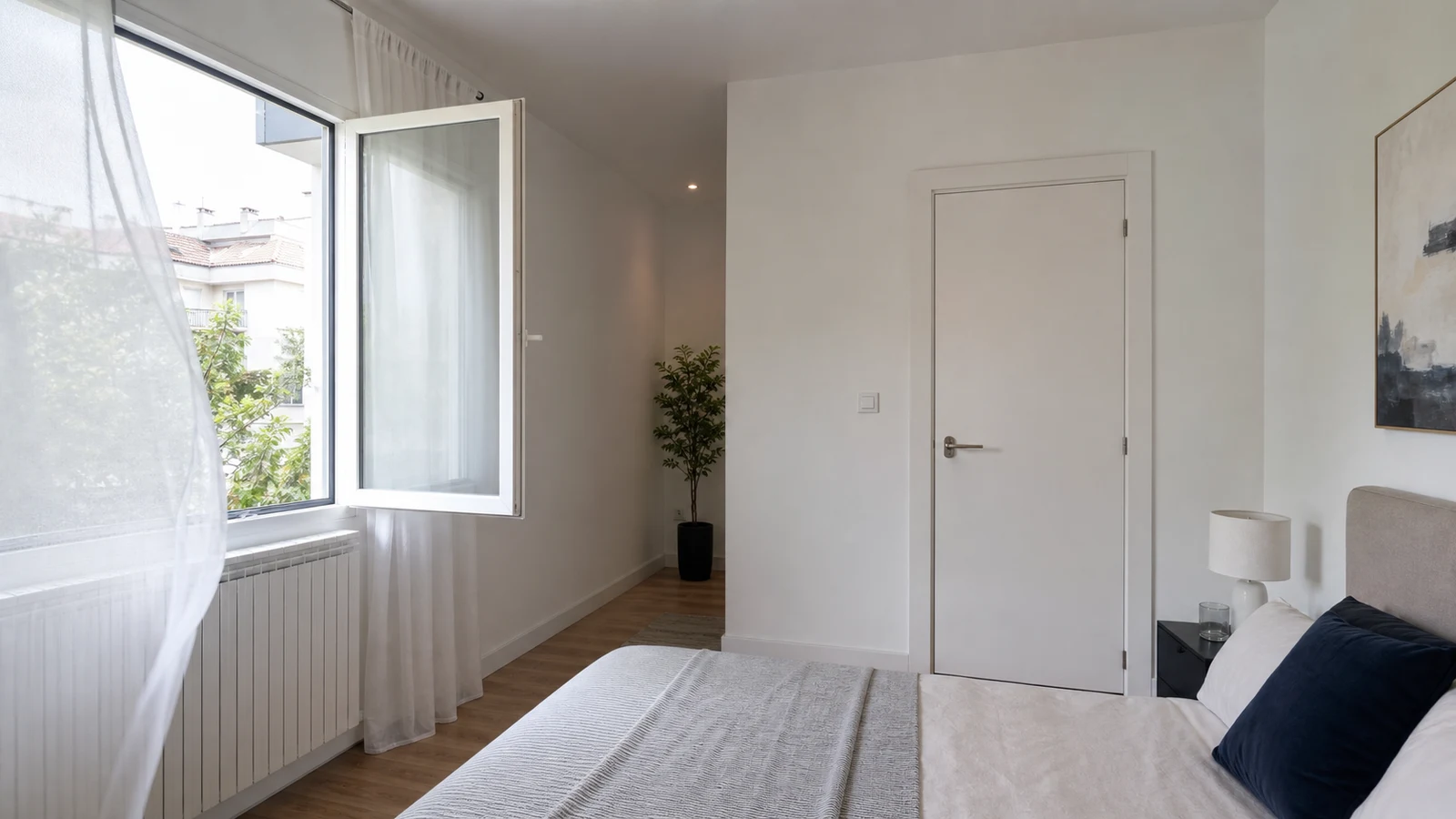 A room ventilated through one exterior window while the internal door stays closed before cleaning.